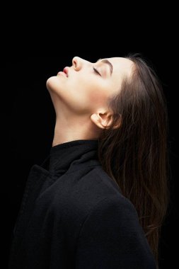 Muhteşem moda modeli karanlık studio arka plan karşı portresi                          