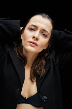 Muhteşem moda modeli karanlık studio arka plan karşı portresi                          