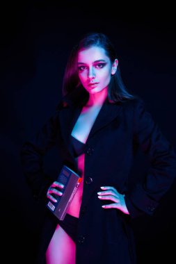 Gorgeouns genç moda model iç çamaşırı ve siyah ceket kitap