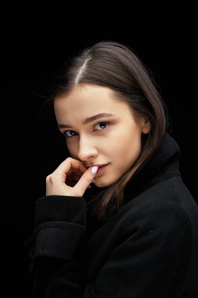 Retrato Modelo Moda Hermosa Contra Fondo Oscuro Estudio — Foto de Stock