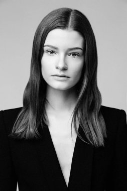 Stüdyo arka planı poz çekici genç kadın portresi