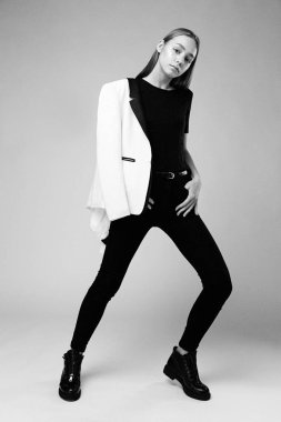 Stüdyo arka planı poz şık genç kadın