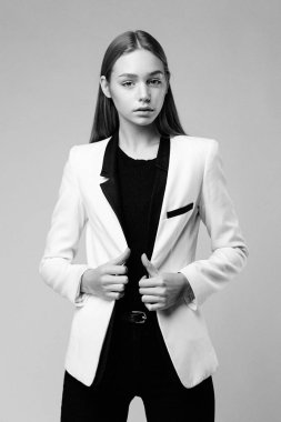 Stüdyo arka planı poz şık genç kadın