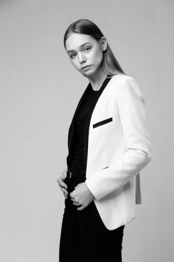 Stüdyo arka planı poz şık genç kadın