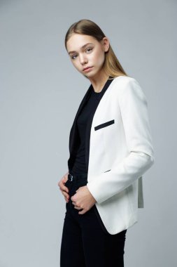 Stüdyo arka planı poz şık genç kadın