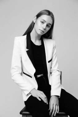 Stüdyo arka planı poz şık genç kadın