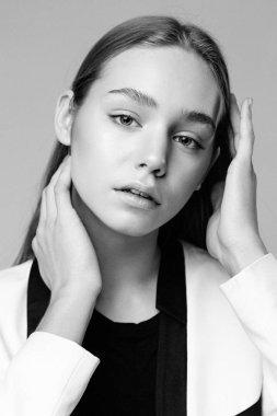 Stüdyo arka planı poz çekici genç kadın portresi