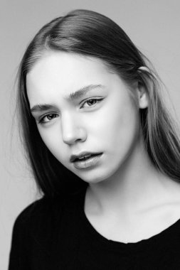 Stüdyo arka planı poz çekici genç kadın portresi