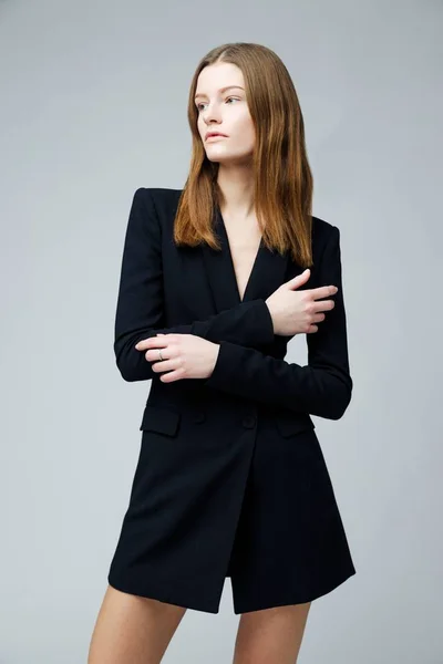 Modelo Moda Lindo Preto Jaqueta Elegante Posando Contra Fundo Estúdio — Fotografia de Stock