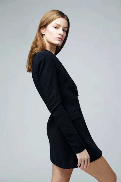 ポーズ スタジオ背景黒のファッショナブルなジャケットでゴージャスなファッション モデル — ストック写真