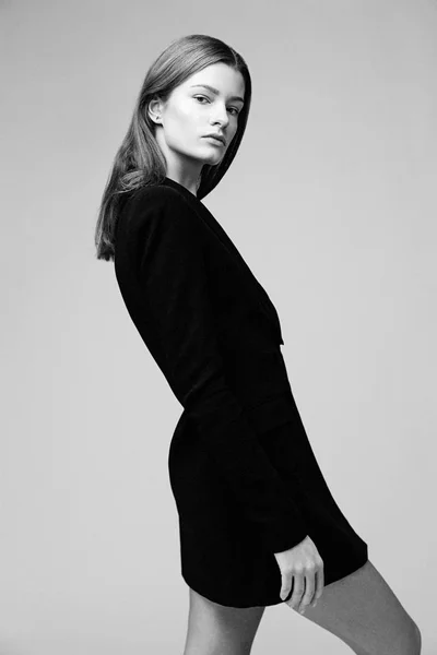 华丽的时装模特在黑色时尚夹克摆在演播室背景 — 图库照片