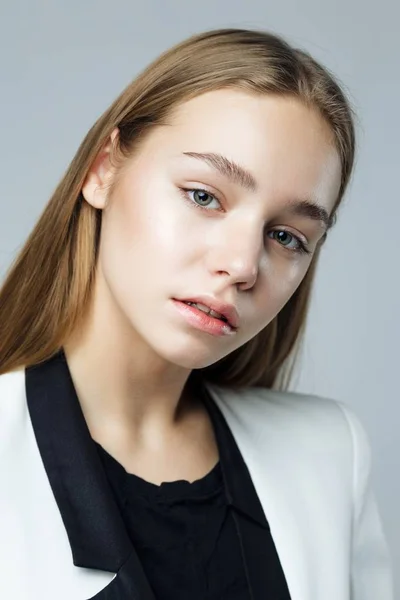 Portrét Atraktivní Mladé Ženy Vystupují Proti Studio Pozadí — Stock fotografie