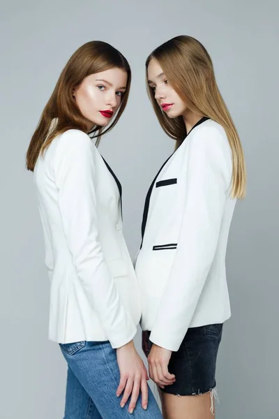 Twee Stijlvolle Fashion Modellen Poseren Tegen Studio Achtergrond — Stockfoto