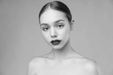 Stüdyo arka planı poz çekici genç kadın portresi