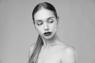 Stüdyo arka planı poz çekici genç kadın portresi