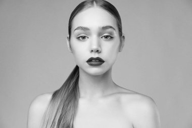 Stüdyo arka planı poz çekici genç kadın portresi