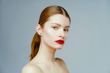 Stüdyo arka planı poz çekici genç kadın portresi