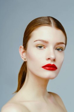 Stüdyo arka planı poz çekici genç kadın portresi