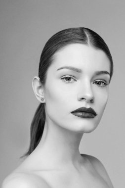 Stüdyo arka planı poz çekici genç kadın portresi