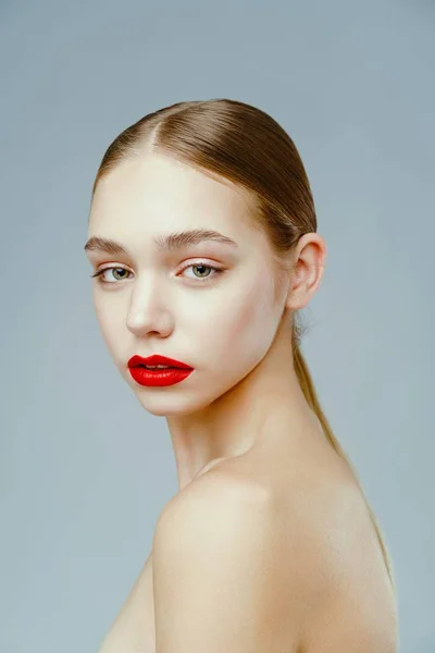 Retrato Mujer Joven Atractiva Posando Sobre Fondo Estudio — Foto de Stock