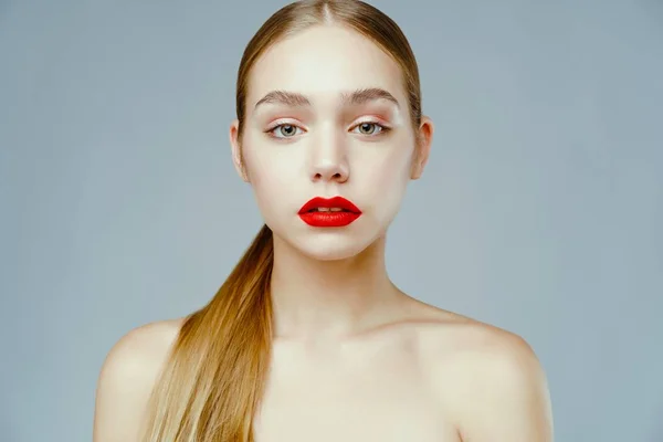 Retrato Mujer Joven Atractiva Posando Sobre Fondo Estudio — Foto de Stock