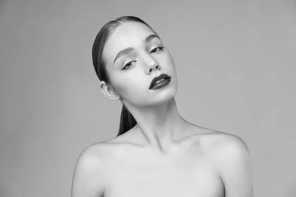 Portret Van Aantrekkelijke Jonge Vrouw Poseren Tegen Studio Achtergrond — Stockfoto