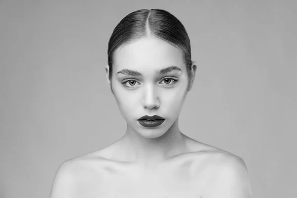 ポーズ スタジオ背景に魅力的な若い女性の肖像画 — ストック写真