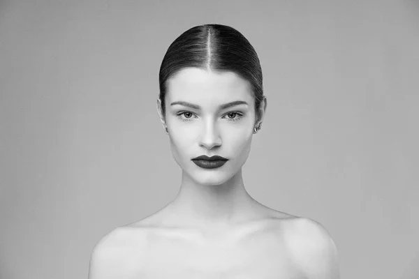 Portret Atrakcyjna Młoda Kobieta Pozowanie Studio Tle — Zdjęcie stockowe