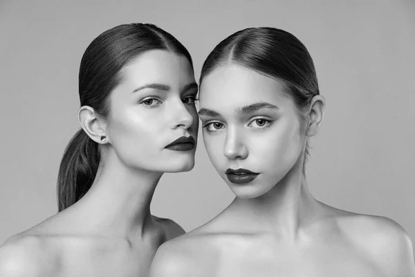 Close Portret Dwóch Przepięknych Młodych Modelek — Zdjęcie stockowe