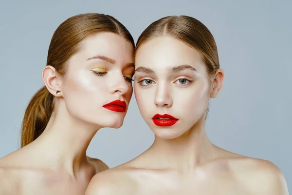 Close Portrait Two Gorgeous Young Fashion Models — Stock Photo, Image