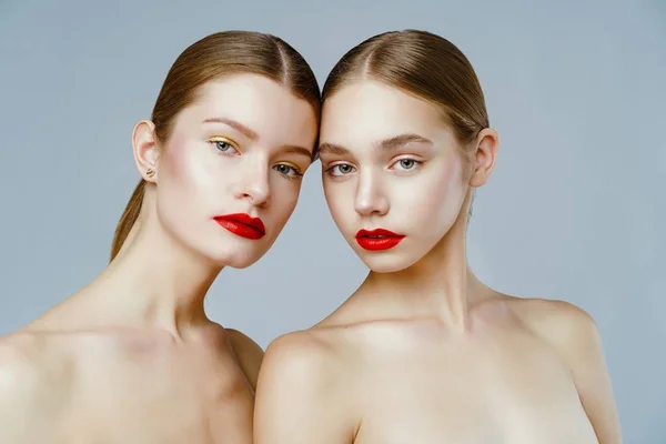 Close Portrait Two Gorgeous Young Fashion Models — Stock Photo, Image