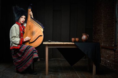 Gorgeouns genç kadın ile Ukrayna müzik aleti bandura Ukraynalı geleneksel kostüm 
