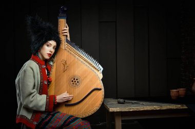Gorgeouns genç kadın ile Ukrayna müzik aleti bandura Ukraynalı geleneksel kostüm 