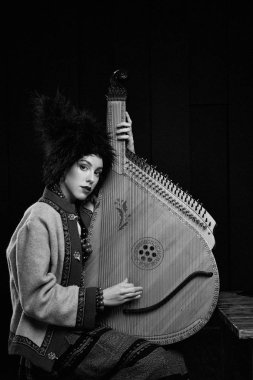 Gorgeouns genç kadın ile Ukrayna müzik aleti bandura Ukraynalı geleneksel kostüm 