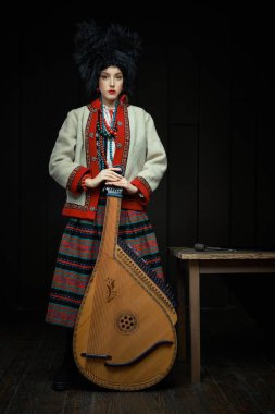 Gorgeouns genç kadın ile Ukrayna müzik aleti bandura Ukraynalı geleneksel kostüm 