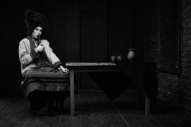 Ukraynalı geleneksel kostüm yasaktır boru Gorgeouns genç kadın 