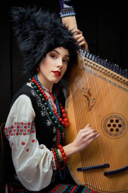 Gorgeouns genç kadın ile Ukrayna müzik aleti bandura Ukraynalı geleneksel kostüm 
