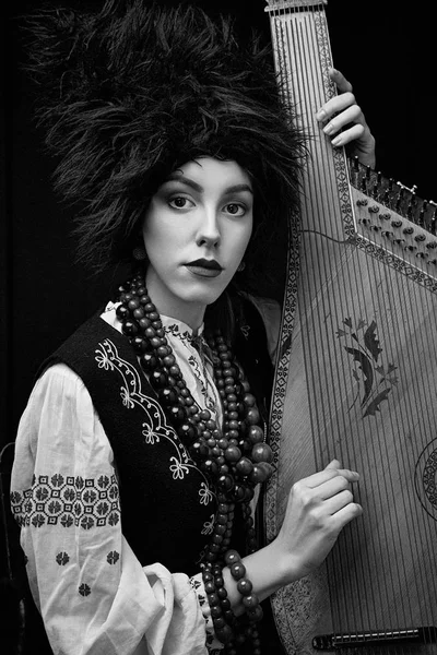 乌克兰传统服装 Gorgeouns 年轻妇女与乌克兰乐器班杜拉 — 图库照片
