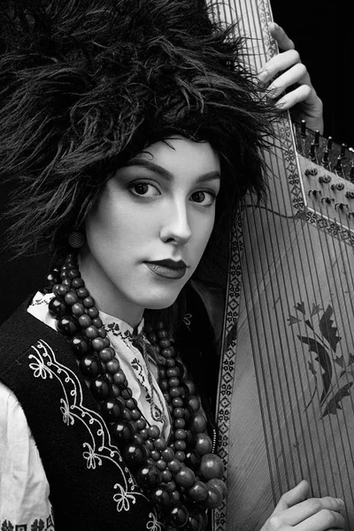 Ritratto Gorgeouns Giovane Donna Costume Tradizionale Ucraino Tenuta Bandura — Foto Stock