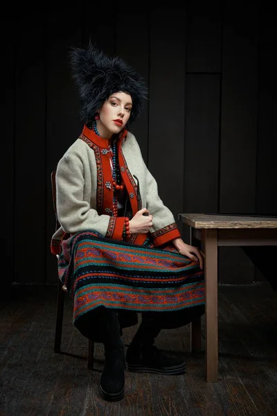 Gorgeouns Jovem Mulher Ucraniano Traje Tradicional Fumar Cachimbo — Fotografia de Stock