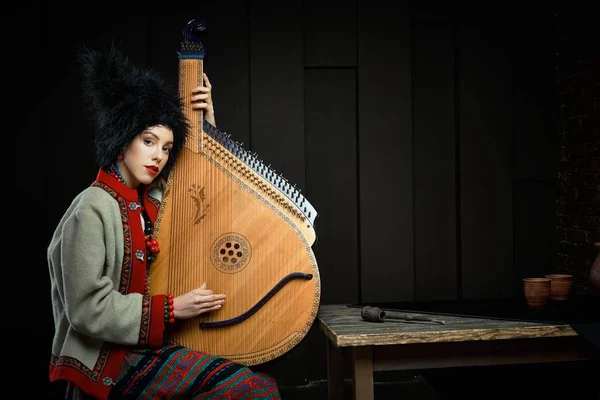 Gorgeouns Jovem Mulher Traje Tradicional Ucraniano Com Instrumento Musical Ucraniano — Fotografia de Stock