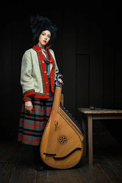 Gorgeouns Jovem Mulher Traje Tradicional Ucraniano Com Instrumento Musical Ucraniano — Fotografia de Stock