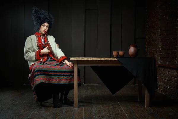 Gorgeouns Giovane Donna Ucraino Costume Tradizionale Smoking Pipe — Foto Stock