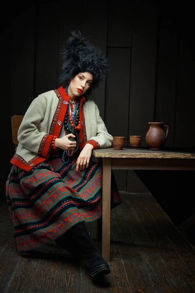 Gorgeouns Młoda Kobieta Tradycyjny Strój Ukraiński Fajka — Zdjęcie stockowe