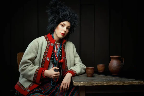 Gorgeouns Młoda Kobieta Tradycyjny Strój Ukraiński Fajka — Zdjęcie stockowe