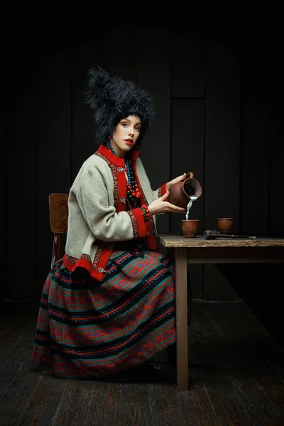 Gorgeouns Jovem Mulher Traje Tradicional Ucraniano Segurando Jarro Barro Leite — Fotografia de Stock