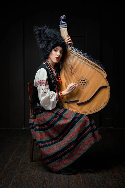 Gorgeouns Jovem Mulher Traje Tradicional Ucraniano Com Instrumento Musical Ucraniano — Fotografia de Stock