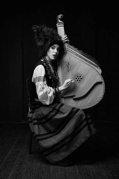 Молодая Женщина Украинском Традиционном Костюме Бандурой Украинском Музыкальном Инструменте — стоковое фото