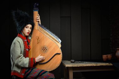 Gorgeouns genç kadın ile Ukrayna müzik aleti bandura Ukraynalı geleneksel kostüm 