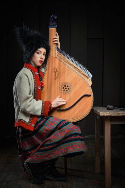 Gorgeouns genç kadın ile Ukrayna müzik aleti bandura Ukraynalı geleneksel kostüm 